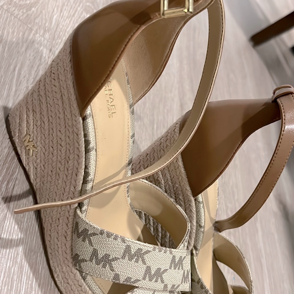 All season shoes